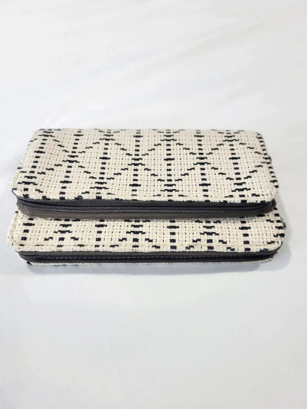 Thirty-One Perfect Cents Wallet Geometric Zip White & Black